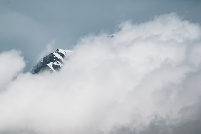 风景摄影的雪山白云覆盖

